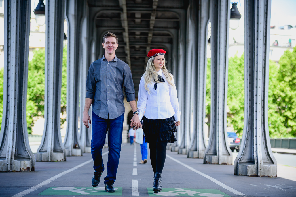CASAL caminhando na PONTE BIR HAKEIN fotografado pelo FOtOGRAFO EM PARIS
