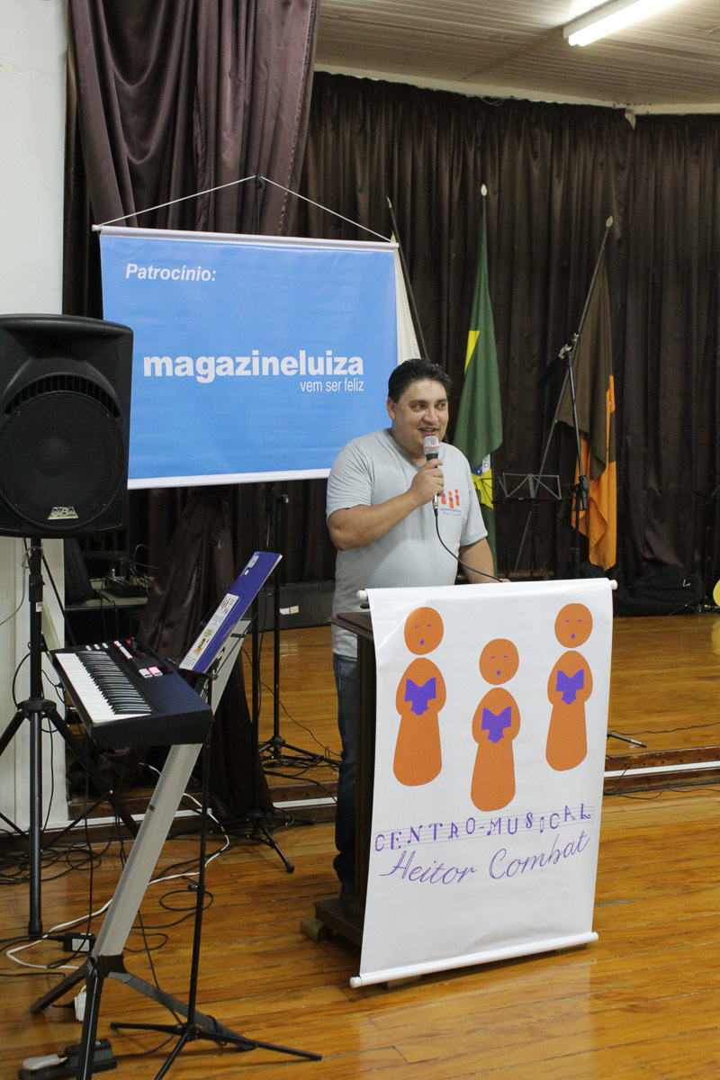 homem-roteirista-apresentacao-noite-musical-cassia