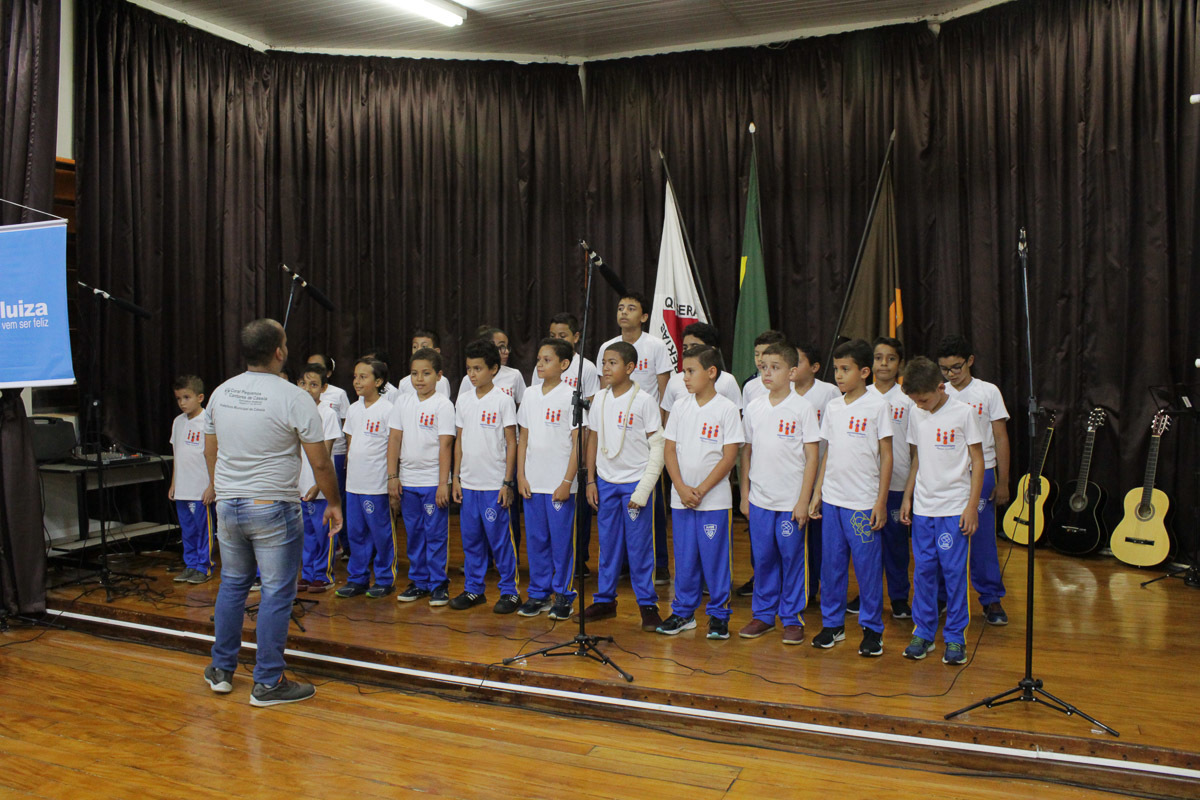 professor-musica-alunos-iniciantes-escola-centro-musical-heitor-combat