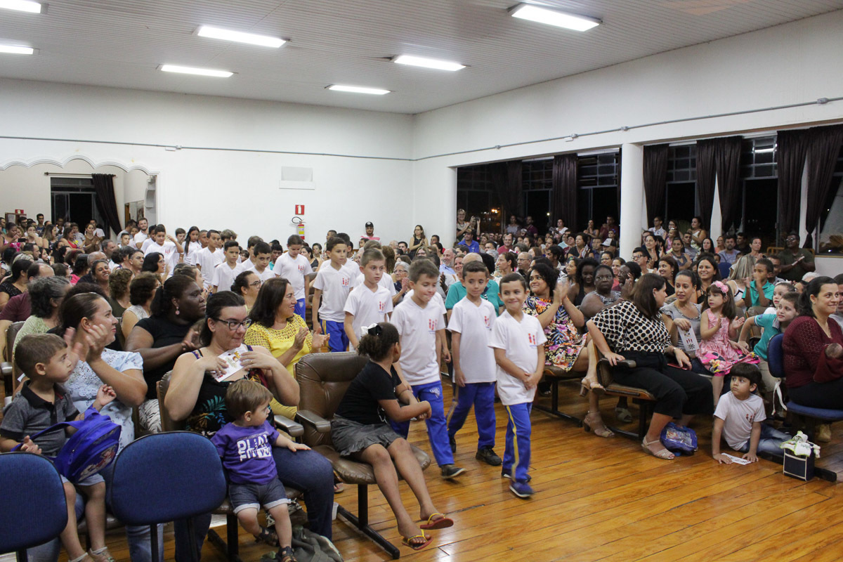 entrada-alunos-apresentacao-noite-musical