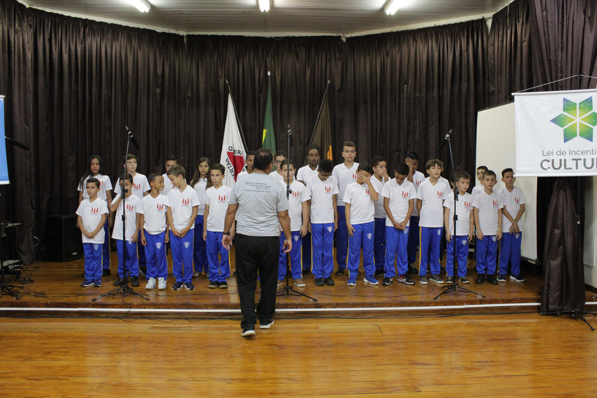 alunos-estagio-dois-escola-musica-apresentando-noite-musical