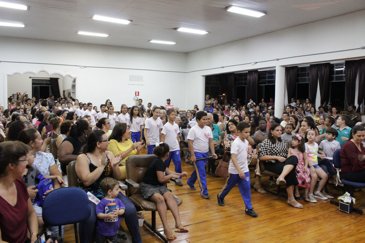 turma-criancas-centro-musical-entrando-meio-plateia-noite-musical