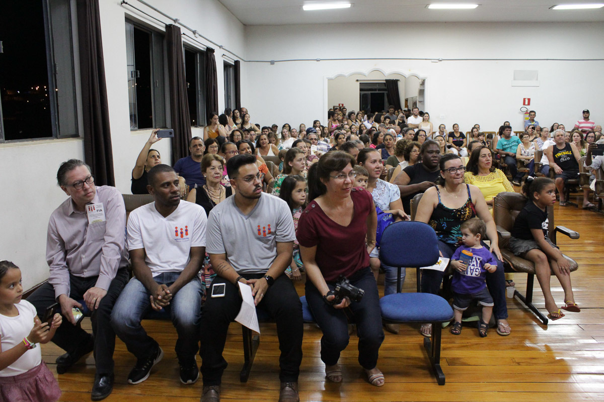 pessoas-presente-noite-musical-centro-musical-heitor-combat
