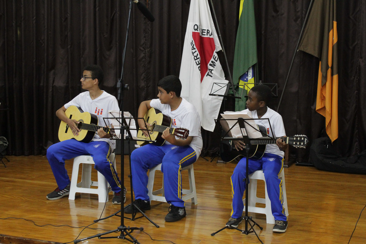 tres-criancas-tocando-violal-noite-musical-centro-heitor-combat