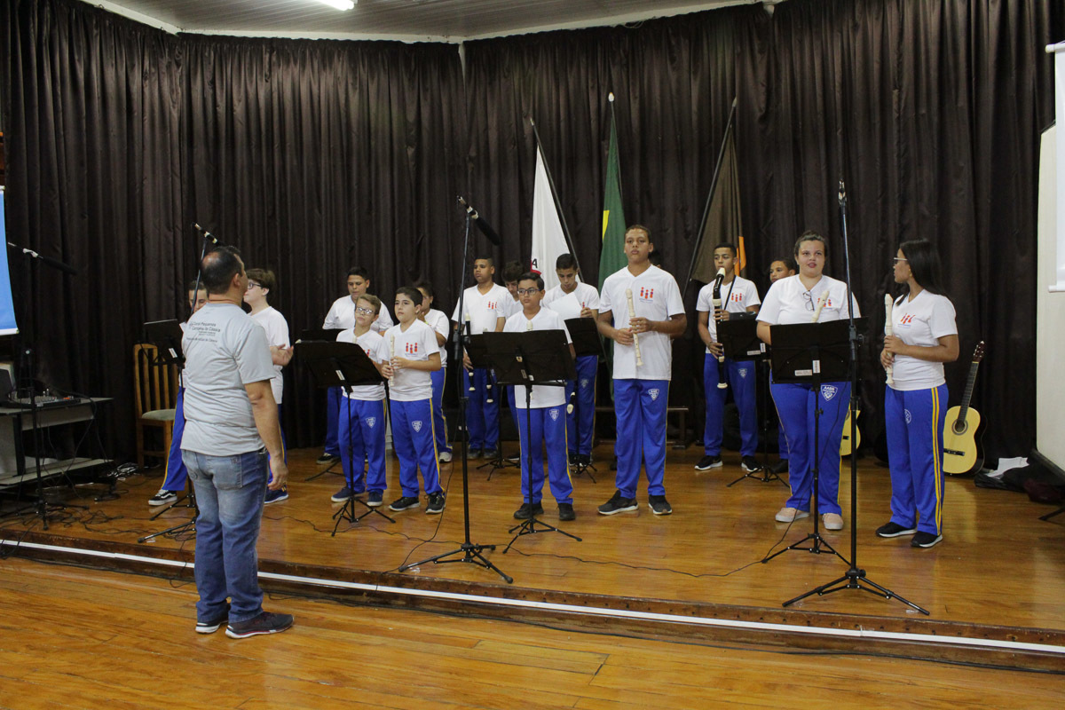 flautas-tocadas-criancas-musical-noite-centro-heitor-combat