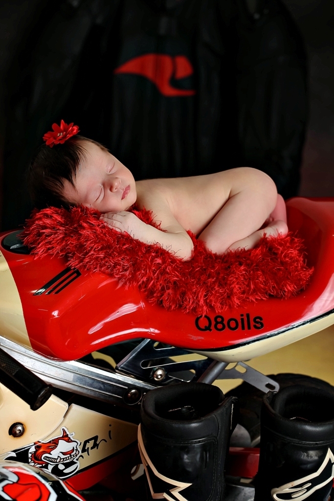 Ester na moto, bebe newborn, foto  de perto