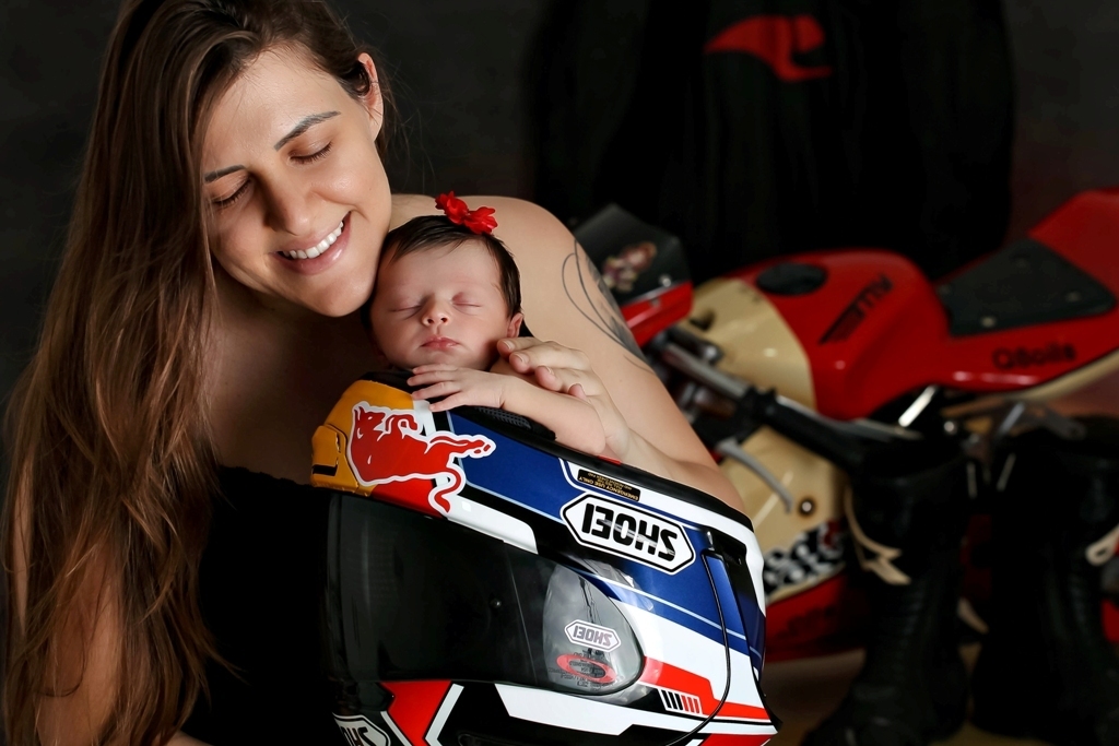 Ester na moto, bebe newborn, bebe dentro do capacete, foto com a mamãe