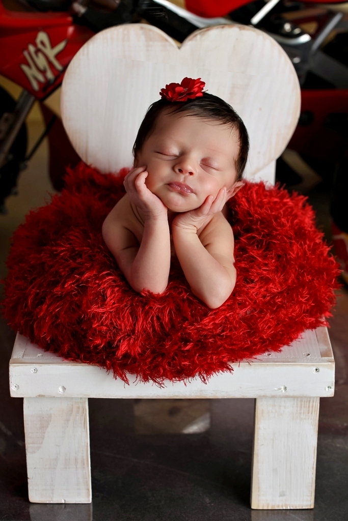 Ester na moto, bebe newborn, bebe dentro do capacete, foto da mãozinha