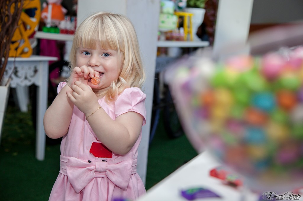 Beatriz 2 anos, aniversário infantil, comendo docinhos