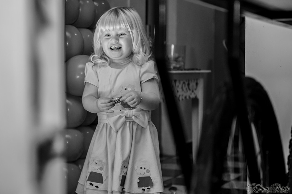 Beatriz 2 anos, aniversário infantil, fazendo travessuras