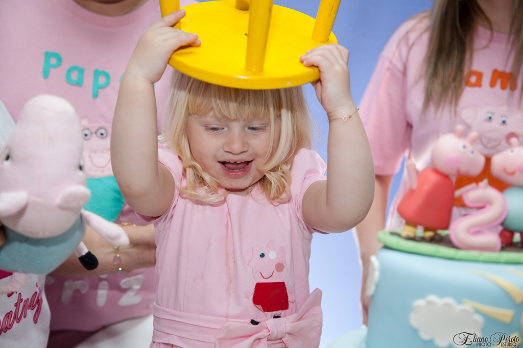 Beatriz 2 anos, aniversário infantil, com o banquinho na cabeça