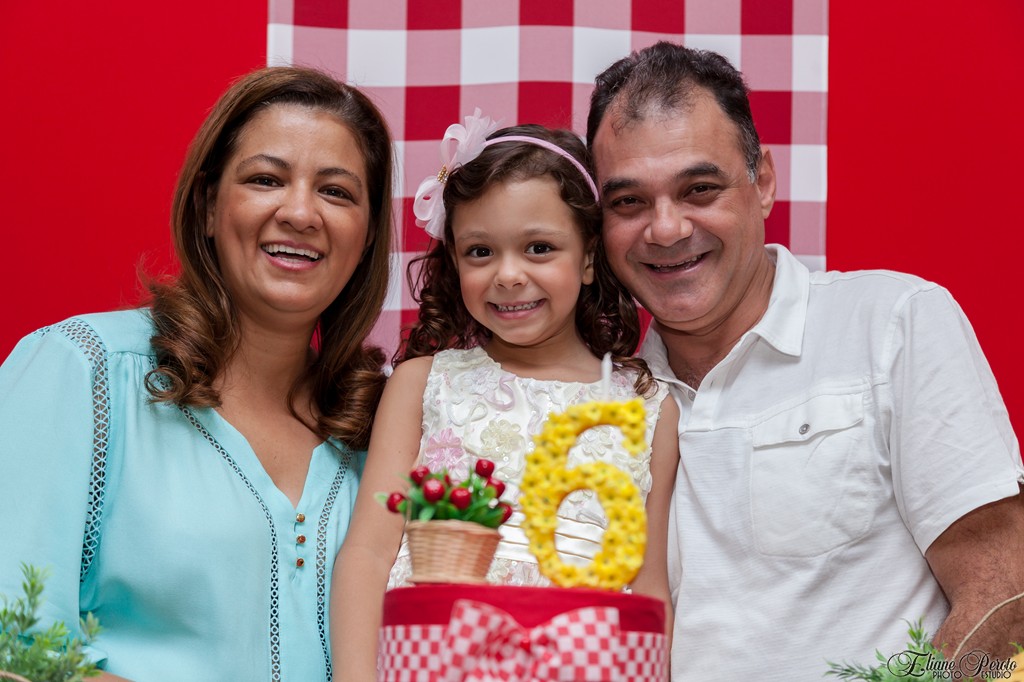 Festa de aniversário Helena 6 anos, na mesa do bolo com o papai e a mamãe