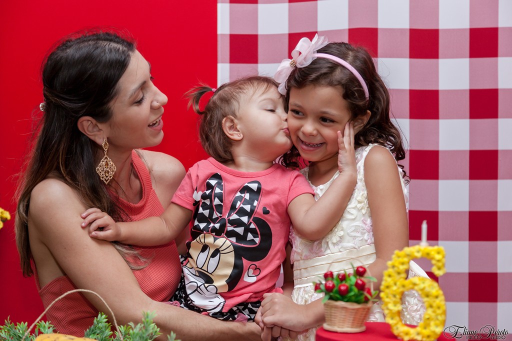 Festa de aniversário Helena 6 anos, recebendo beijo carinhoso da sua prima