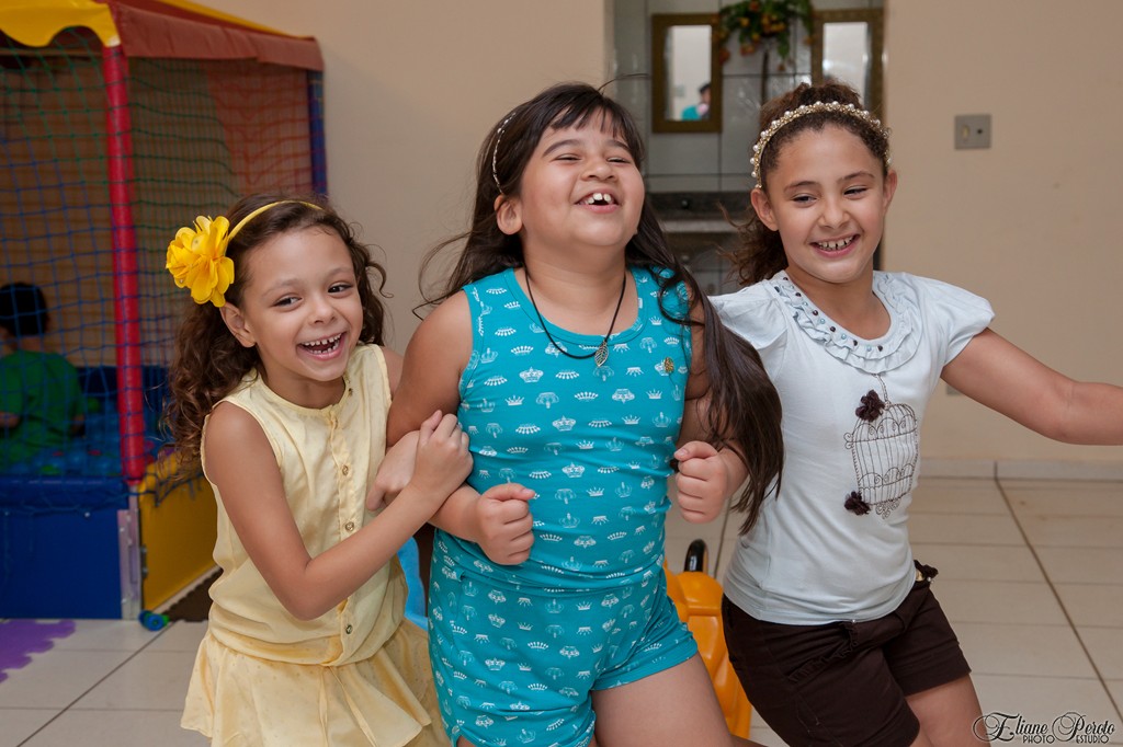 Festa de aniversário Helena 6 anos, enquanto espera a pintura de rosto, brincando sorridente