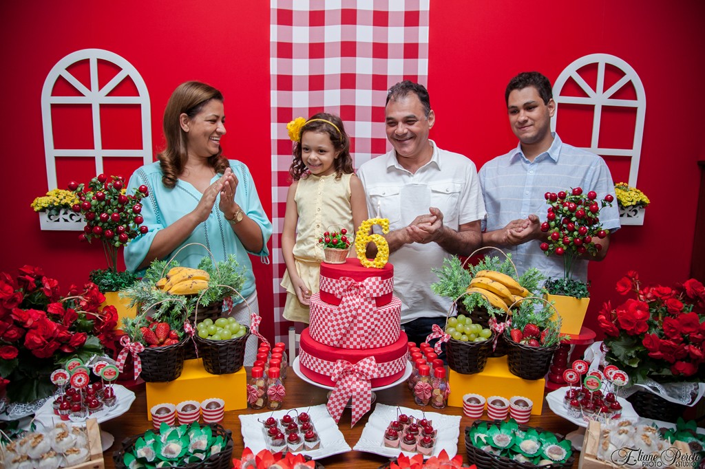 Festa de aniversário Helena 6 anos, na hora do parabéns