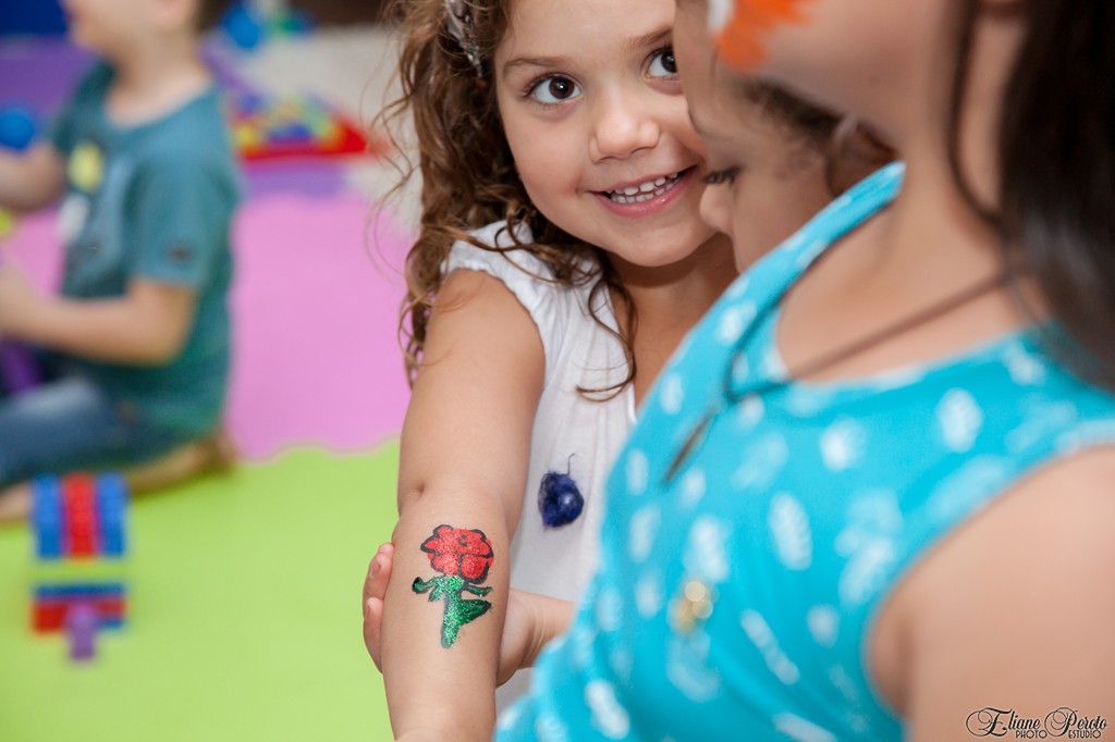 Festa de aniversário Helena 6 anos, exibindo sua pintura