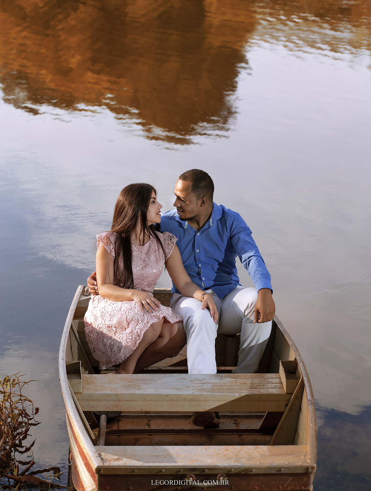 foto em barco no lago pré wedding na cidade de holambra