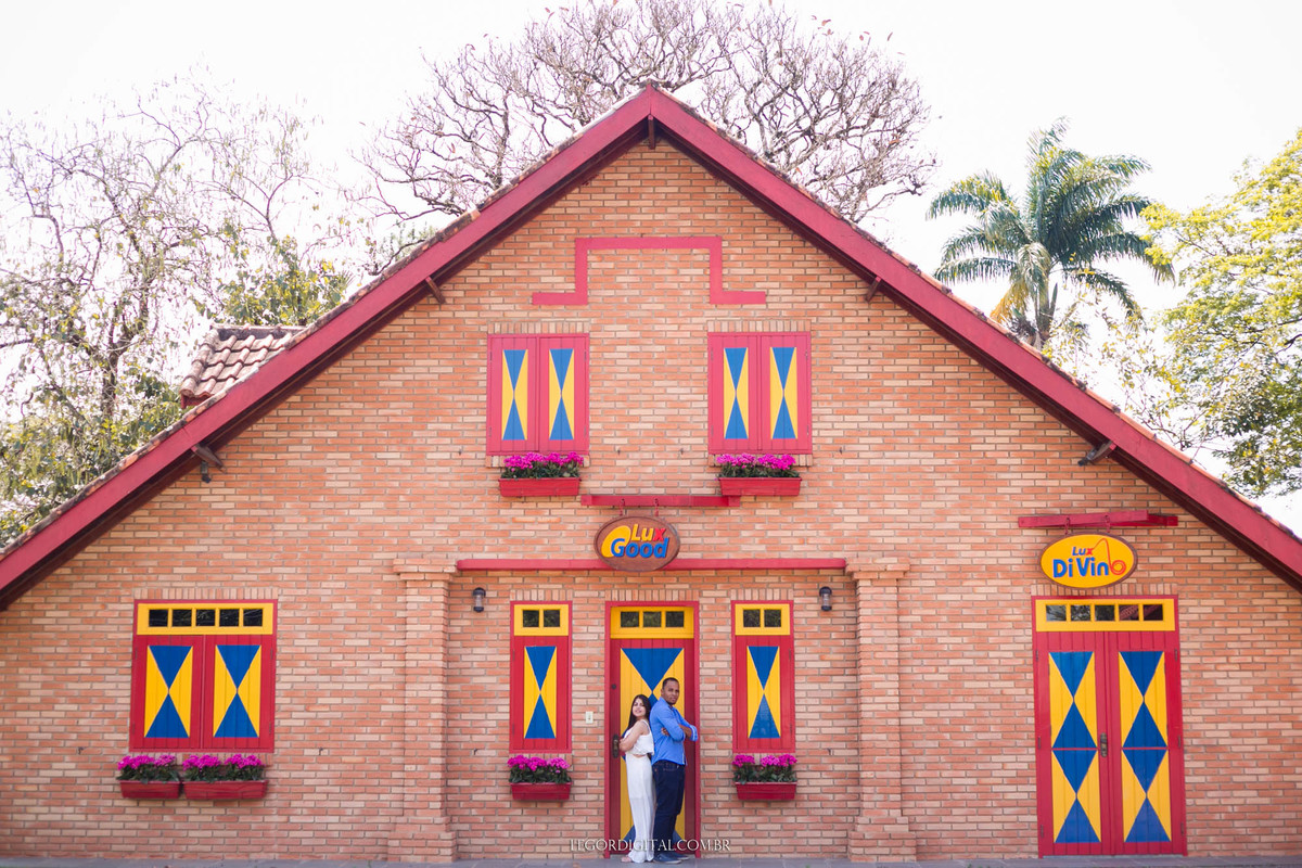 noivos fazendo poses em interior de holambra são paulo, com uma linda casa decorada de fundo