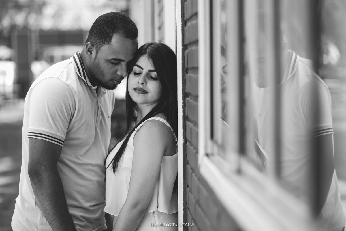 ensaio fotográfico de casal em holambra, imagem em preto e branco para melhor sentir o amor