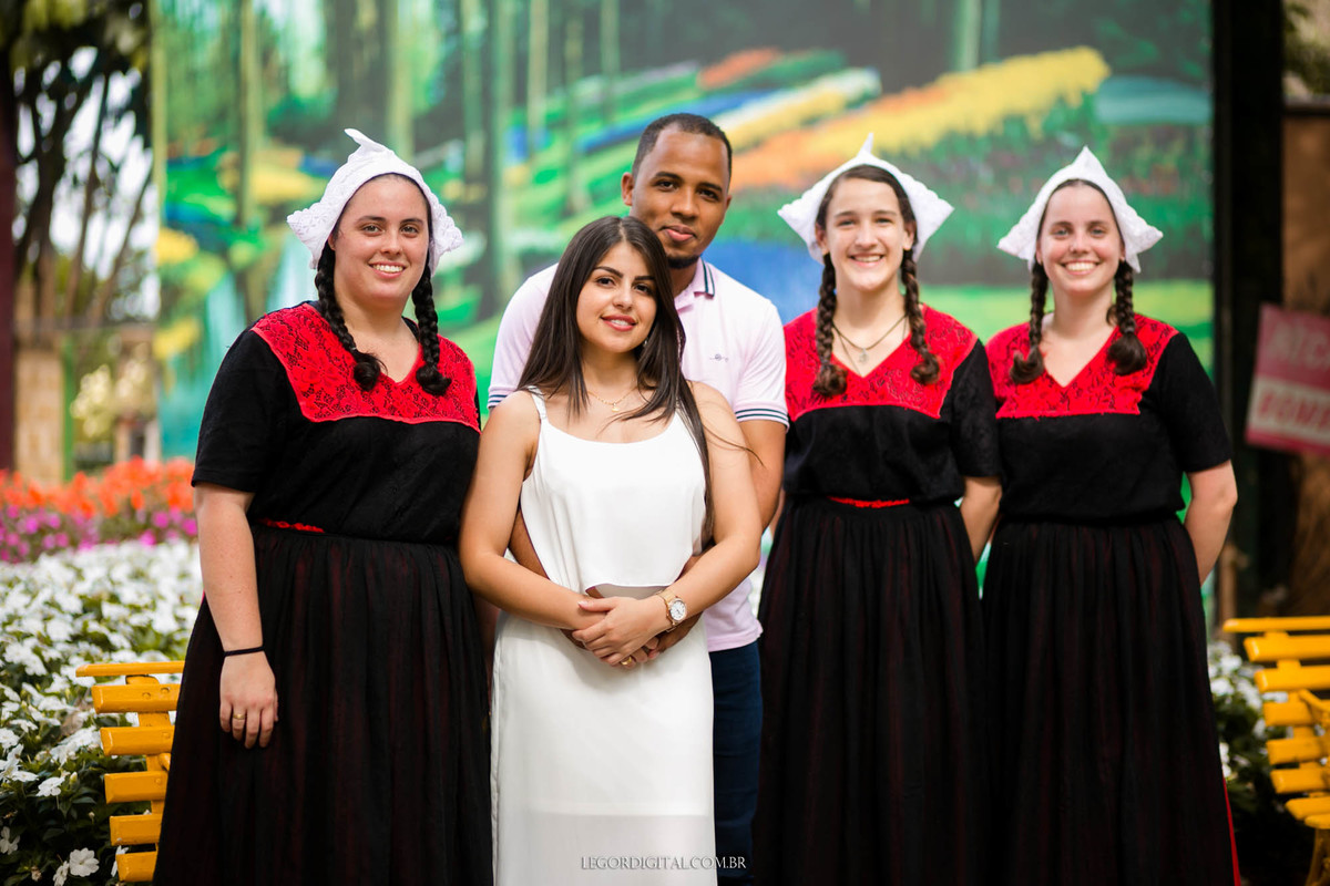 retrato do casal com camponesas em holambra sp