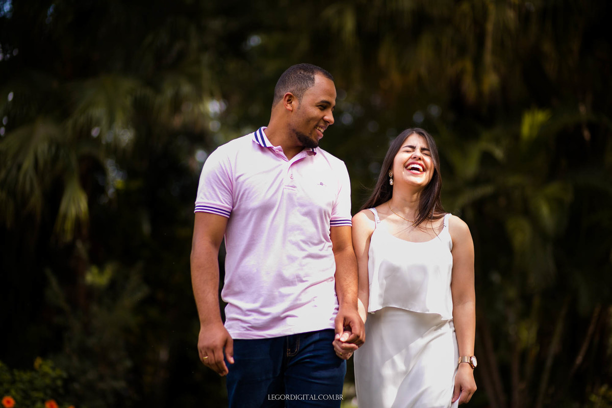 sorriso lindo da noiva em ensaio fotográfico na cidade de holambra sp