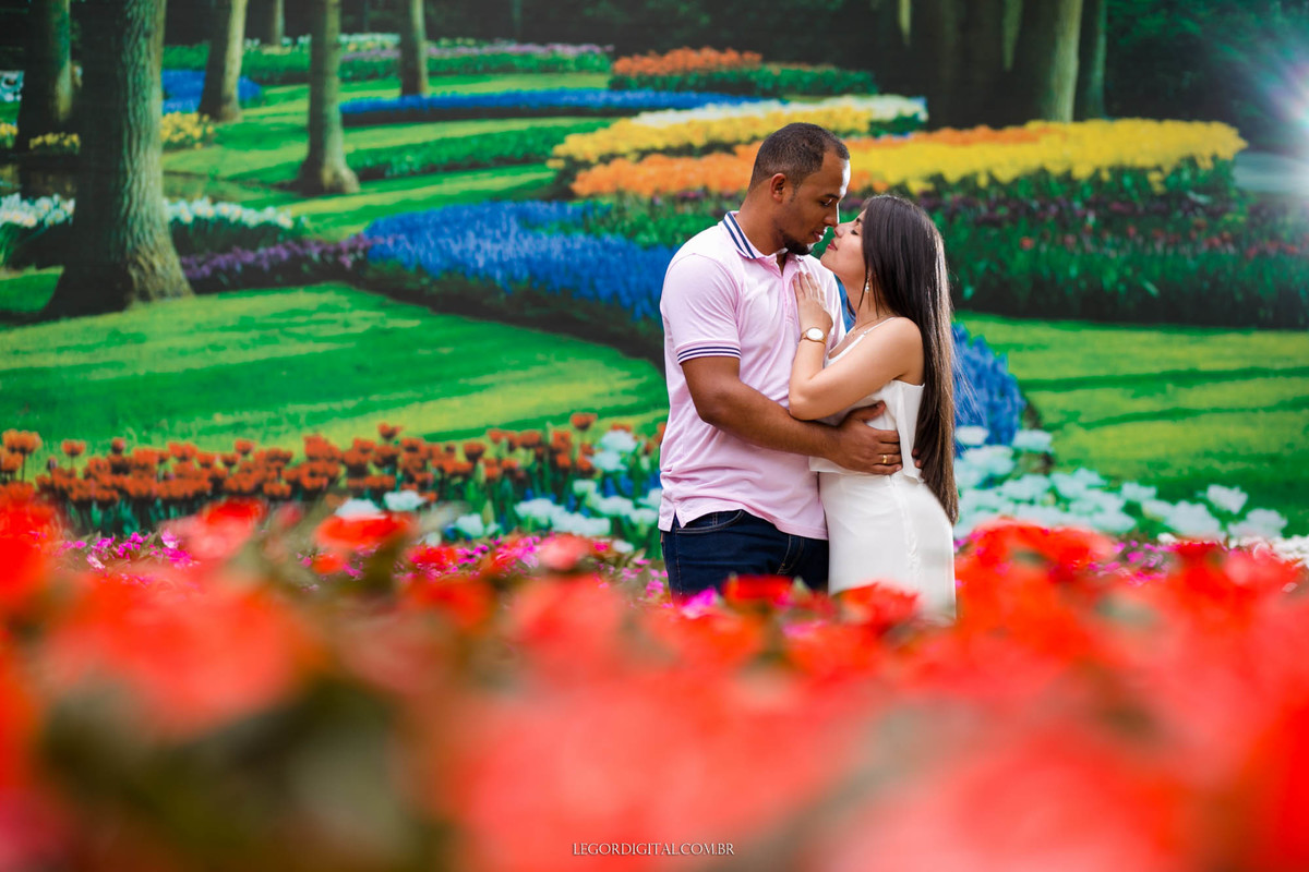 holambra, cidade das flores e um casal lindo de fundo