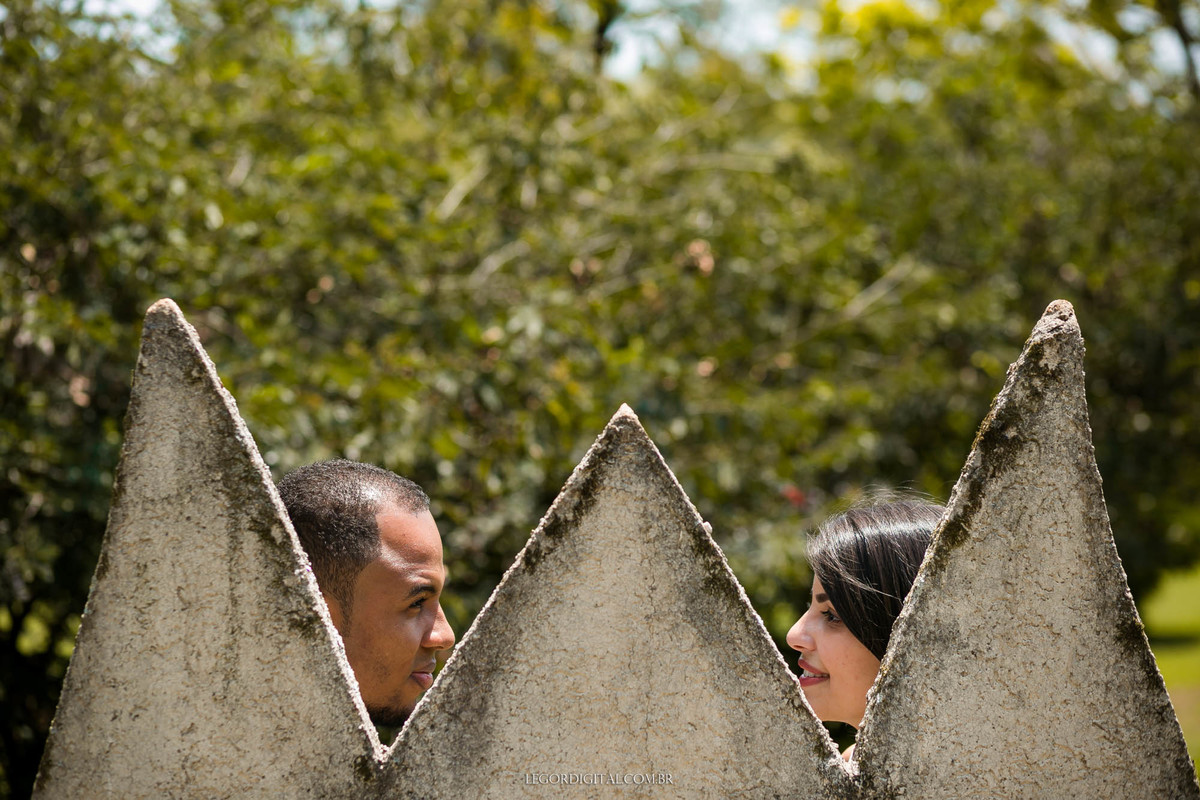 fotos artística do casal atrás de uma flor de concreto em holambra sp