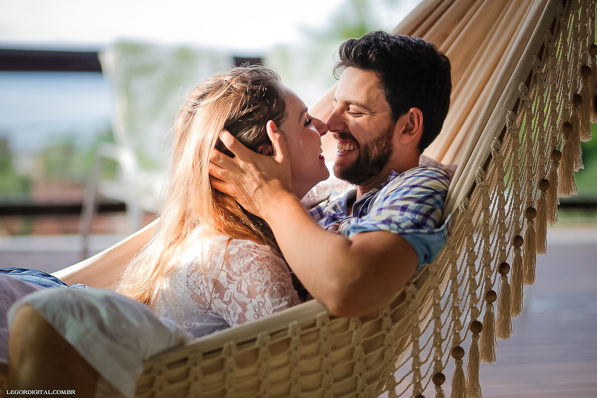 noivos sorridentes na rede no ensaio pré-wedding em Guarujá-SP