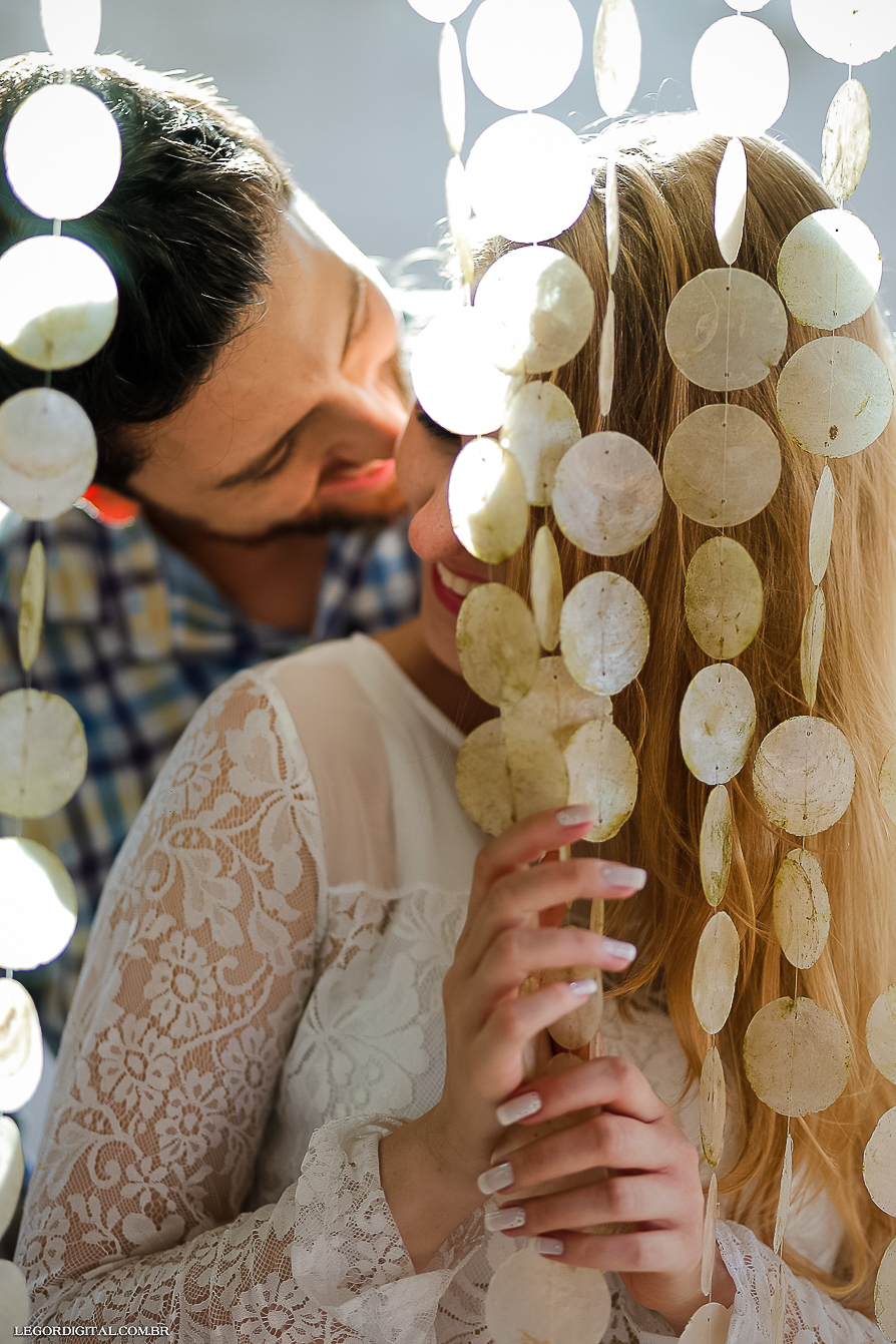 casal em tarde romântica na casa de praia no litoral sul de sp