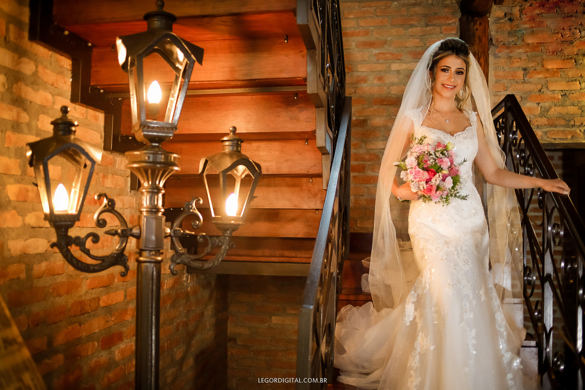 Noiva descendo escada