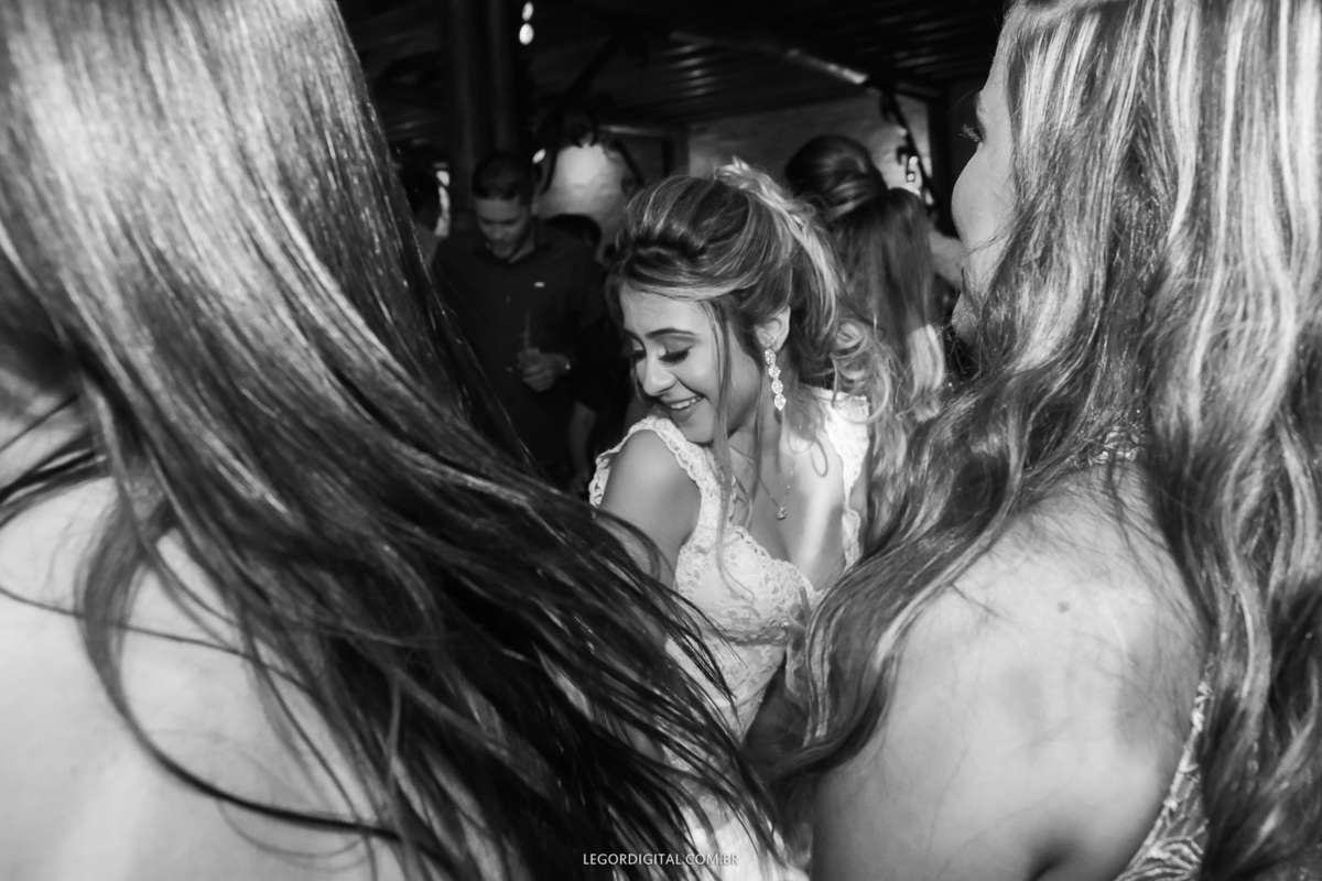 Noiva e amigas dançando 