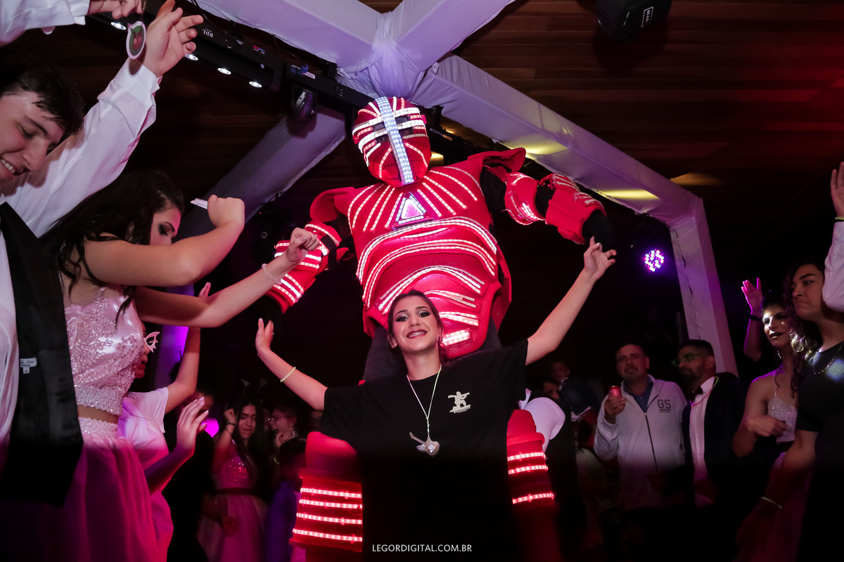 Foto com robô de led