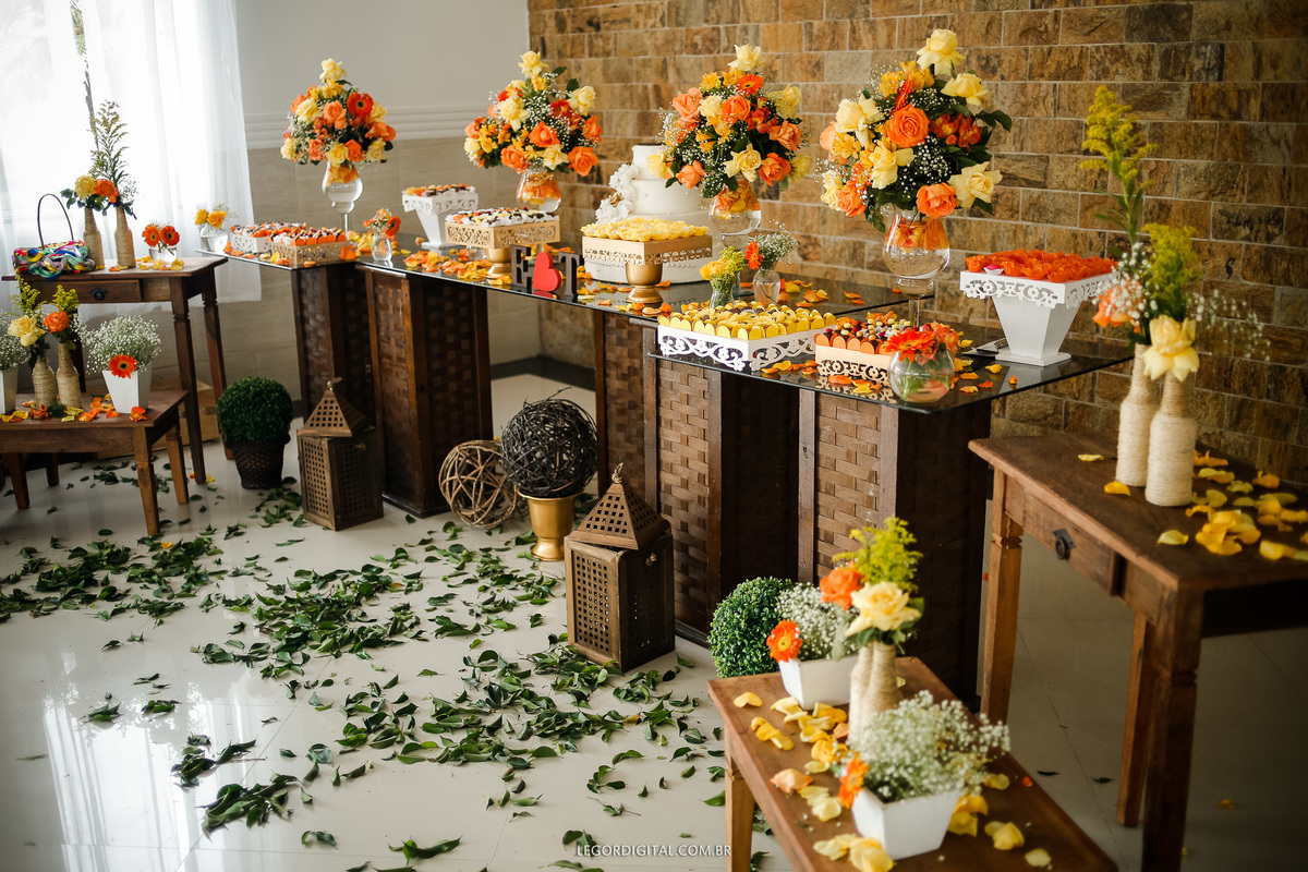 Decoração amarela e laranja