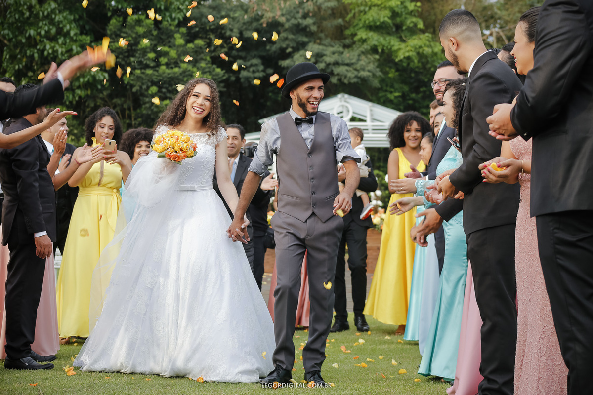 Patelas na saída dos noivos