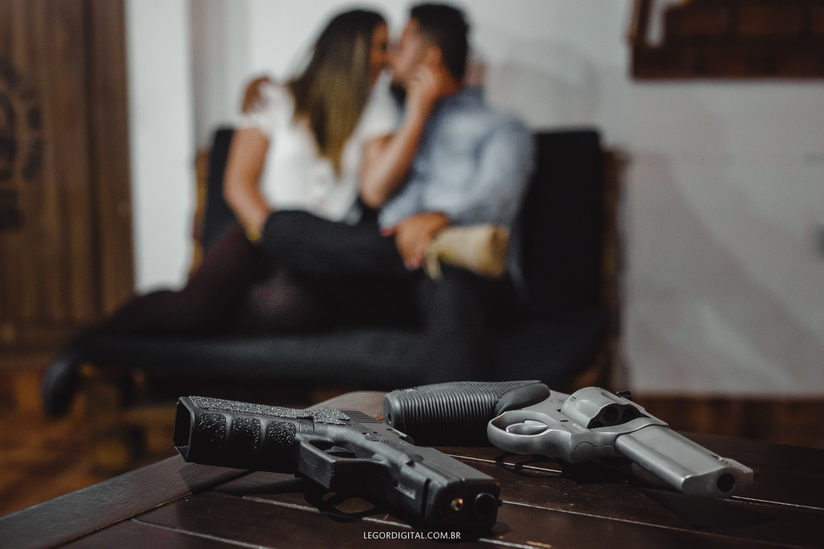 Casal em estande de tiros