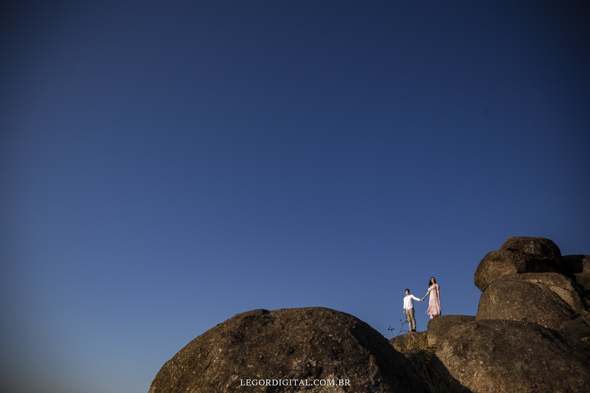 Fotografia em casal nas pedras