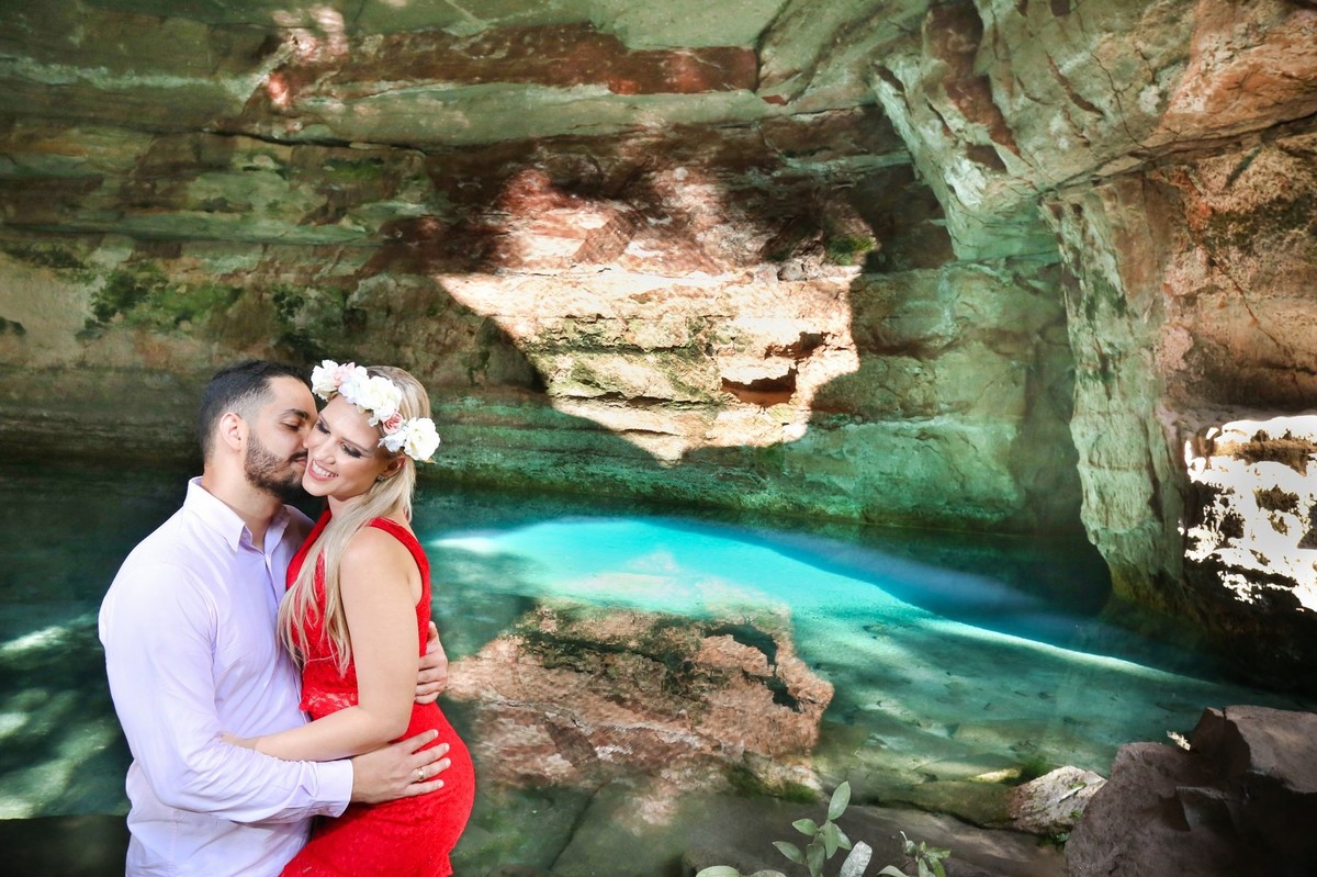 e o cenário escolhido caverna aroe jari em chapada dos guimarães para este pré casamento,o casal num clima romântico, ao fundo um paredão e o lago ,nas lentes do fotografo de casamento Thiago Alt.
