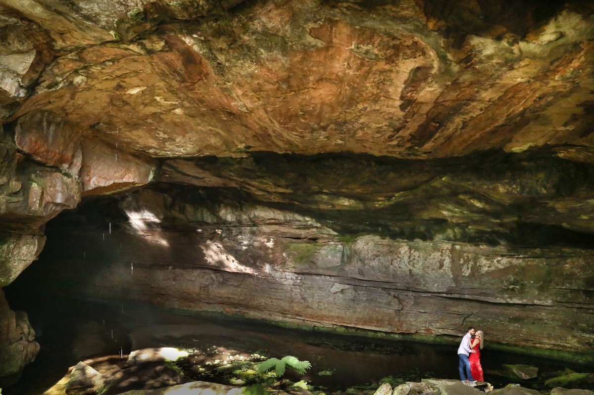 e o cenário escolhido caverna aroe jari em chapada dos guimarães para este pré casamento os noivos se beijando parecem miniaturas nas rochas  nas, lentes do fotografo de casamento Thiago Alt.