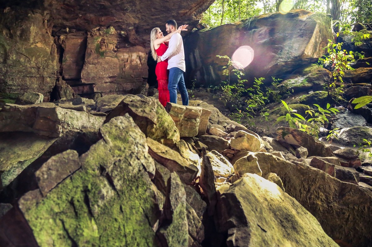 e o cenário escolhido caverna aroe jari em chapada dos guimarães para este pré casamento o casal em pe em cima da pedra , nas lentes do fotografo de casamento Thiago Alt.
