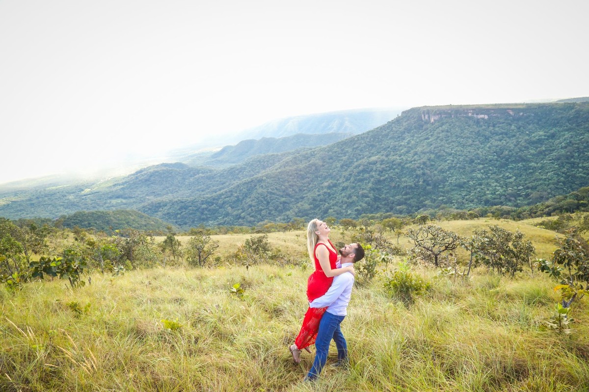 pré casamento em chapada dos guimarães deste casal descontraído,o noivo carrega a noiva no colo, com os morros ao fundo ,nas lentes do fotografo de casamento Thiago Alt.
