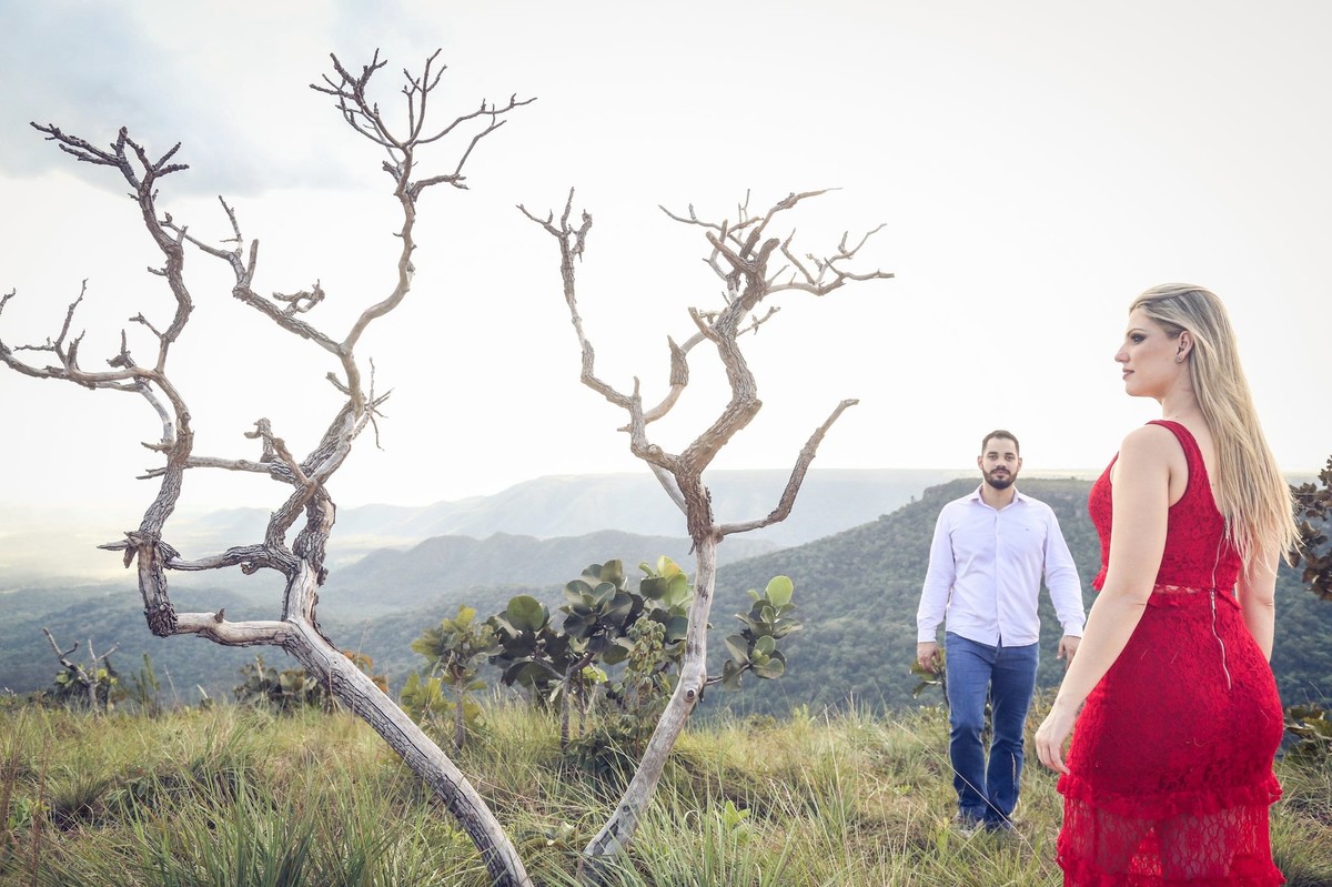 pré casamento em chapada dos guimarães o noivo vem ao encontro da sua noiva ,ao lado dessa árvore com galhos secos,nas lentes do fotógrafo de casamento Thiago Alt.