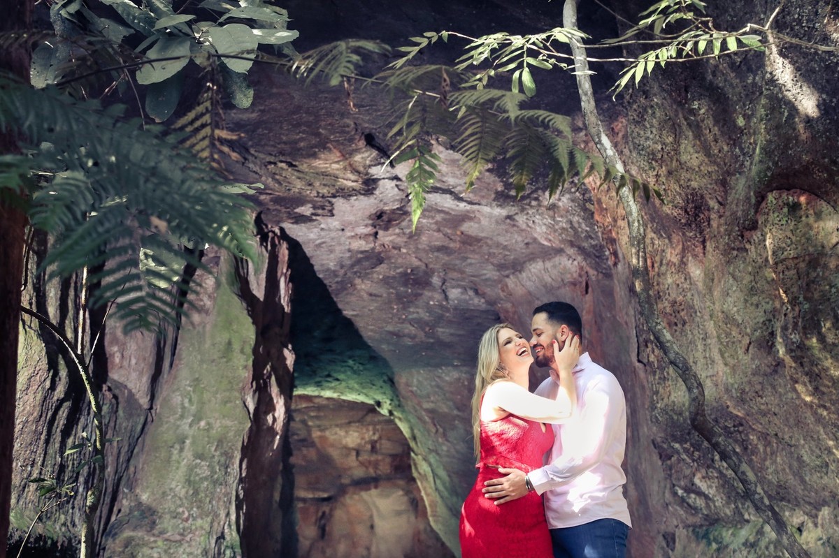 e o cenário escolhido caverna aroe jari em chapada dos guimarães para este pré casamento ao fundo uma parede de pedra e o lago deu um ar rustico nas lentes do fotografo de casamento Thiago Alt.