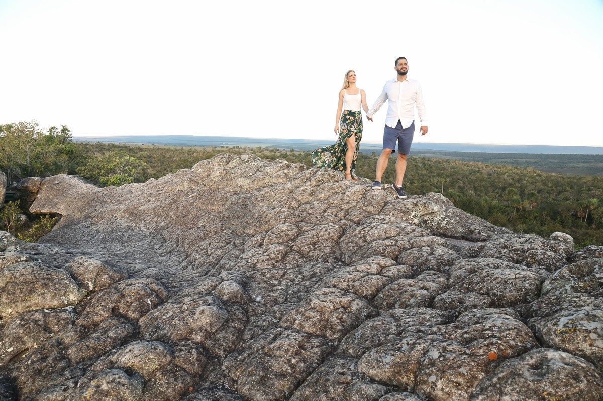 em chapada dos guimarães com essa linda paisagem ao fundo os noivos em pé em cima da pedra ,nas lentes do fotógrafo Thiago Alt.