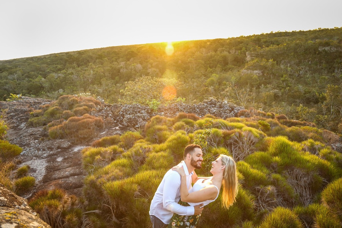 pré casamento deste casal apaixonado em chapada dos guimarães com este lindo pôr do sol  ,nesta linda paisagem nas lentes do fotografo de casamento Thiago Alt.
