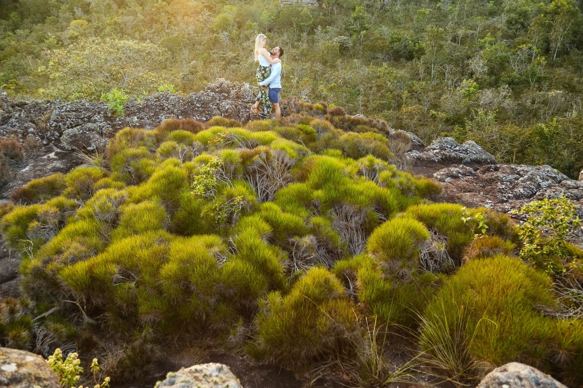neste lindo pôr do sol o pré-casamento deste casal apaixonado no meio desta linda paisagem nas lentes do fotografo de casamento Thiago Alt.