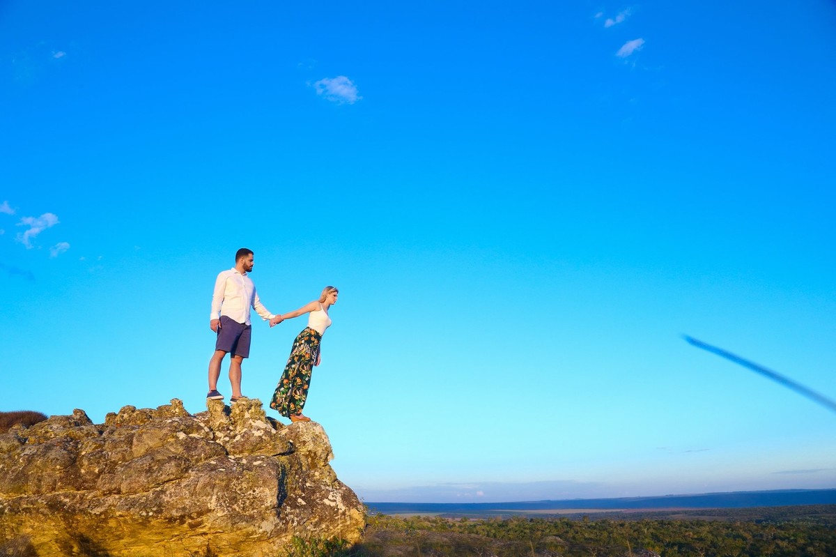 este lindo céu infinito e o cenário deste pré-casamento desse casal em cima da pedra de mãos dadas observando a paisagem ,nas lentes do fotografo de casanmento Thiago Alt,
