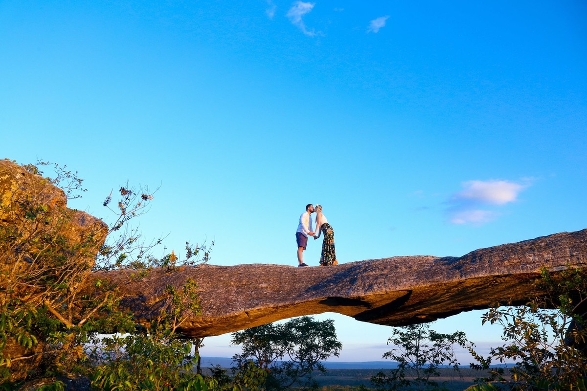 nesse pré casamento o noivo beija sua noiva em cima dessa ponte de pedra em chapada dos guimarães ,nas lentes do fotografo de casamento Thiago Alt.