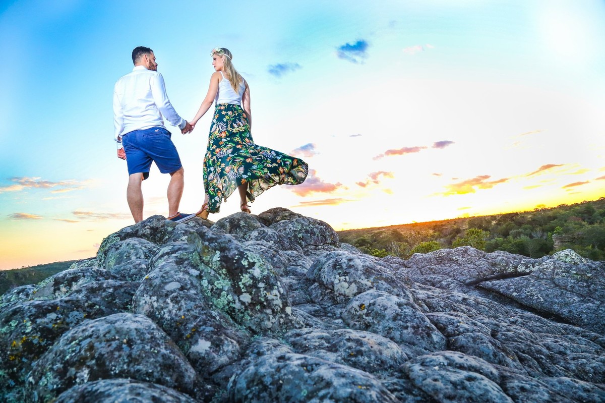 este lindo céu infinito e o cenário deste pré-casamento desse casal em cima da pedra de mãos dadas observando a paisagem ,nas lentes do fotografo de casamento Thiago Alt