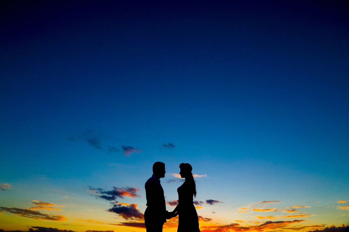 neste lindo pôr do sol o pré-casamento deste casal apaixonado no meio desta linda paisagem nas lentes do fotografo de casamento Thiago Alt