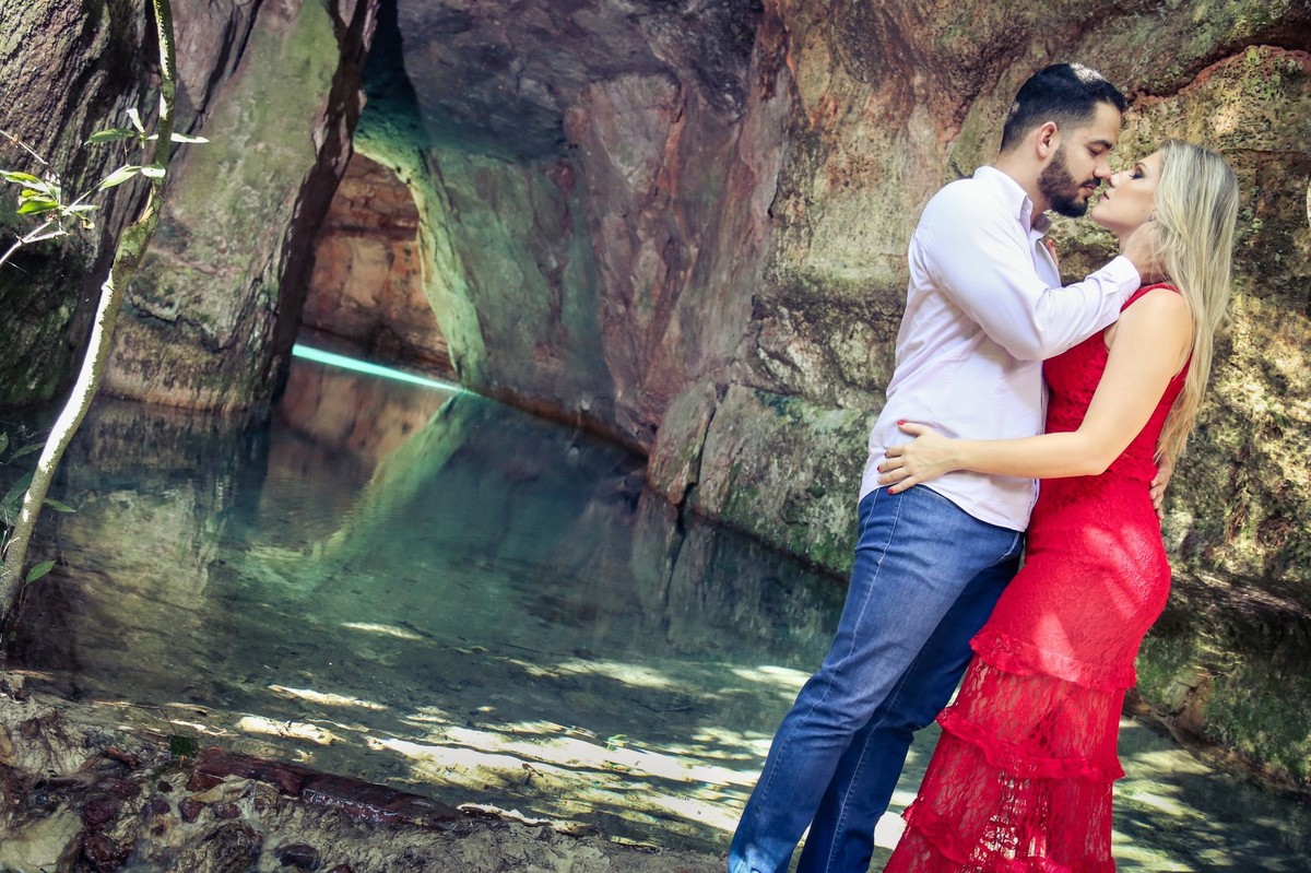 e o cenário escolhido caverna aroe jari em chapada dos guimarães para este pré casamento ao fundo uma parede de pedra e o lago deu um ar rustico nas lentes do fotografo de casamento Thiago Alt.